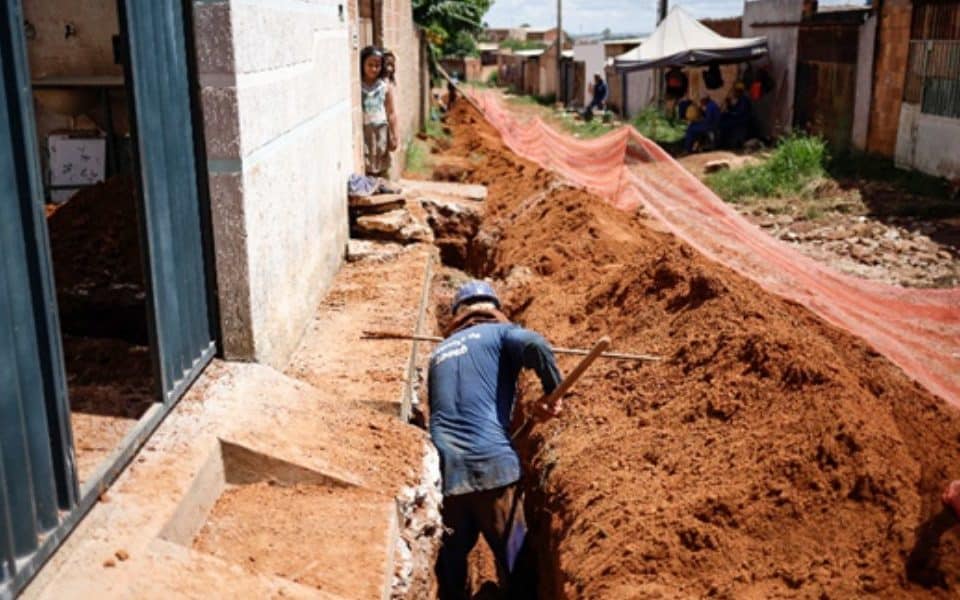Caesb atua na regularização dos serviços de saneamento no Distrito Federal - Programa Água Legal já investiu R$ 4,5 milhões beneficiando 12 mil pessoas